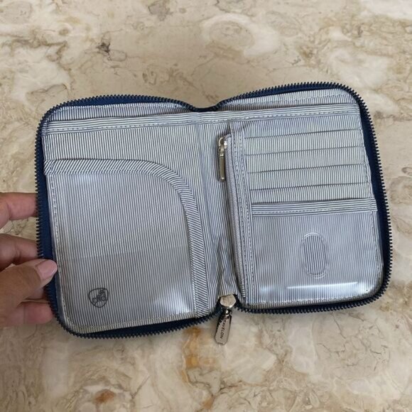 Travelon RFID Blocking Single Zip Nylon Wallet - Picture 6 of 11